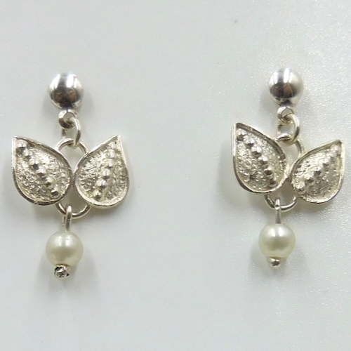 Click to view detail for DKC-2158 Earrings, Silver Leaves with SIngle Pearl $125